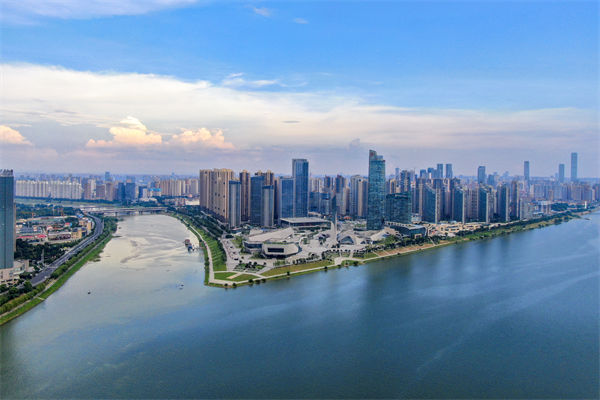 長(zhǎng)沙戰(zhàn)略咨詢公司如何為企業(yè)定制差異化競(jìng)爭(zhēng)戰(zhàn)略？